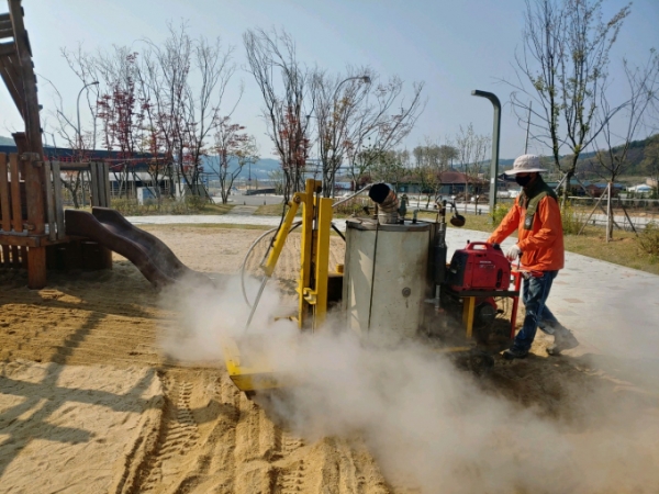 용인시 관내 어린이공원 내 놀이시설 소독하는 모습.[사진=용인시청]