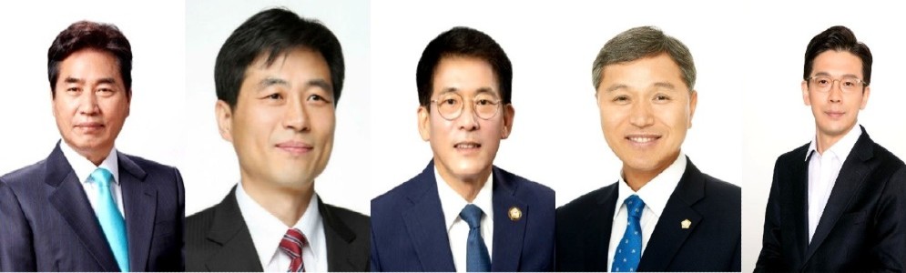 (좌측부터) 백군기 용인시장, 김민기 의원, 김기준 용인시의회 의장, 이건한 용인시 의원, 현근택 변호사, 