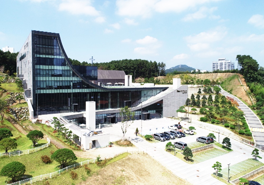 용인제일교회가 2019년 건축한 새 예배당 ‘글로리센터’ 전경. (용인제일교회 제공)<br data-cke-eol=