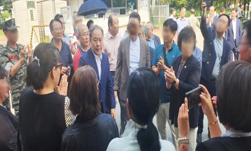 이우현 전 국회의원이 지지자들의 축하를 받으며 여주교도소를 나서고 있다.(독자제공)<br>