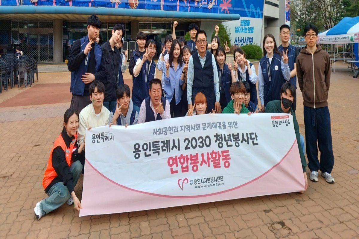 장석태 후원 위원장과 용인자원봉사센터 봉사단<br>