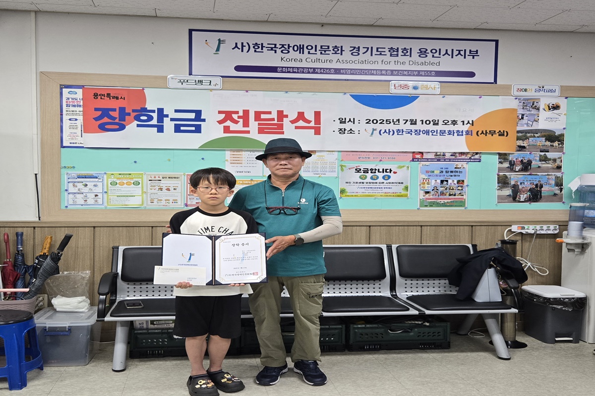(송구재 상임고문과 윤시현 학생 )<br>